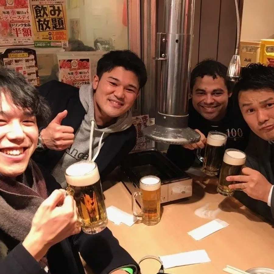 মদ পরিবেশন করার সময় বিশেষ নিয়ম মেনে গ্লাসটি ধরতে হয়। দু’হাত দিয়ে গ্লাসটি মুড়ে ধরে তা ধরে রাখার নিয়ম রয়েছে নোমিকাইয়ের আসরে উপস্থিত অতিথিদের। 