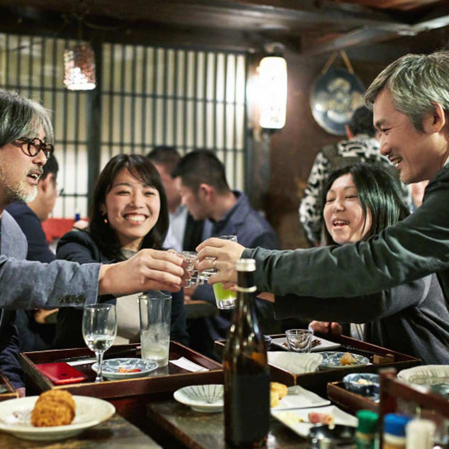 যে সহকর্মীরা মদ থেকে শতহস্ত দূরে থাকেন, তাঁরাও গ্লাস ফাঁকা রাখতে পারেন না। যদি তাঁর মদ্যপান করতে না চান তা হলে যে কোনও রকম ঠান্ডা পানীয় ঢেলে তাঁর গ্লাসটি সব সময় পূর্ণ রাখতে হয়। নোমিকাইয়ের নিয়ম অনুযায়ী, গ্লাস কখনওই ফাঁকা রাখা চলে না।