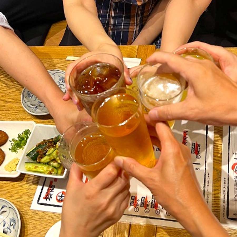 নোমিকাইয়ের আসর ভেঙে যাওয়ার পর আবার নতুন করে আসর শুরু হয়। তবে সেই আসরে অংশগ্রহণ করা বাধ্যতামূলক নয়। যে সহকর্মীরা আরও মদ্যপান করতে চান, তাঁরা ছোট ছোট দলে বিভক্ত হয়ে সেই রেস্তরাঁ থেকে বেরিয়ে অন্যত্র চলে যান। জাপানের প্রচলন অনুযায়ী, দ্বিতীয় আসরের নাম ‘নিজিকাই’।