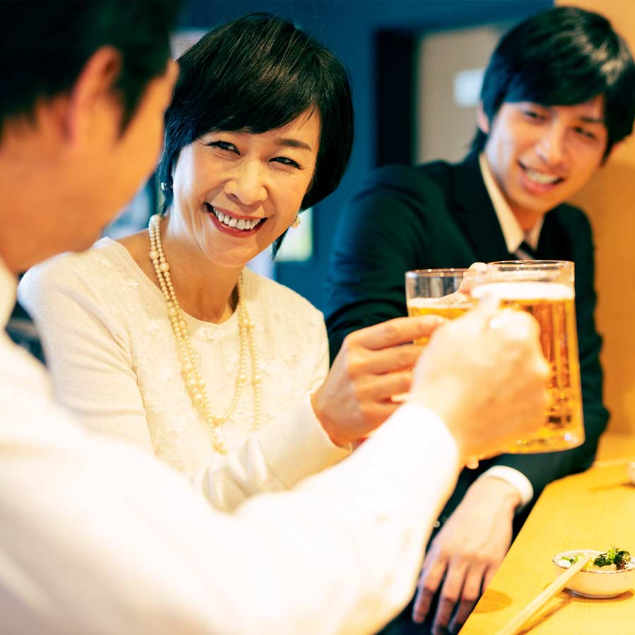 জাপানের বাসিন্দাদের মতে, নোমিকাইয়ের ফলে অধস্তনদের সঙ্গে ঊর্ধ্বতনের দূরত্ব কমে। সহকর্মীদের মধ্যে বন্ধুত্ব আরও দৃঢ় হয়, ফলে তাঁরা অফিসে আরও মিলেমিশে কাজ করতে পারে। সংস্থার উৎপাদনও সামগ্রিক ভাবে বৃদ্ধি পায়।