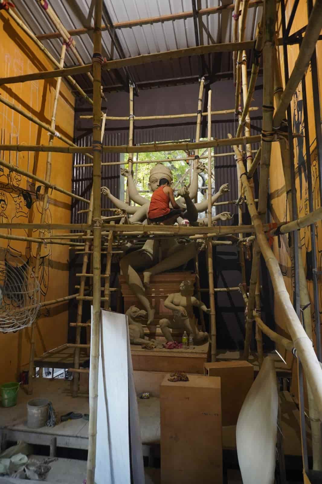 ৮। শিল্পী দেবজ্যোতি জানা এবং প্রতিমা শিল্পী দীপঙ্কর পালের যুগলবন্দিতে প্রাণ পেয়েছে এই পুজো মণ্ডপ। 