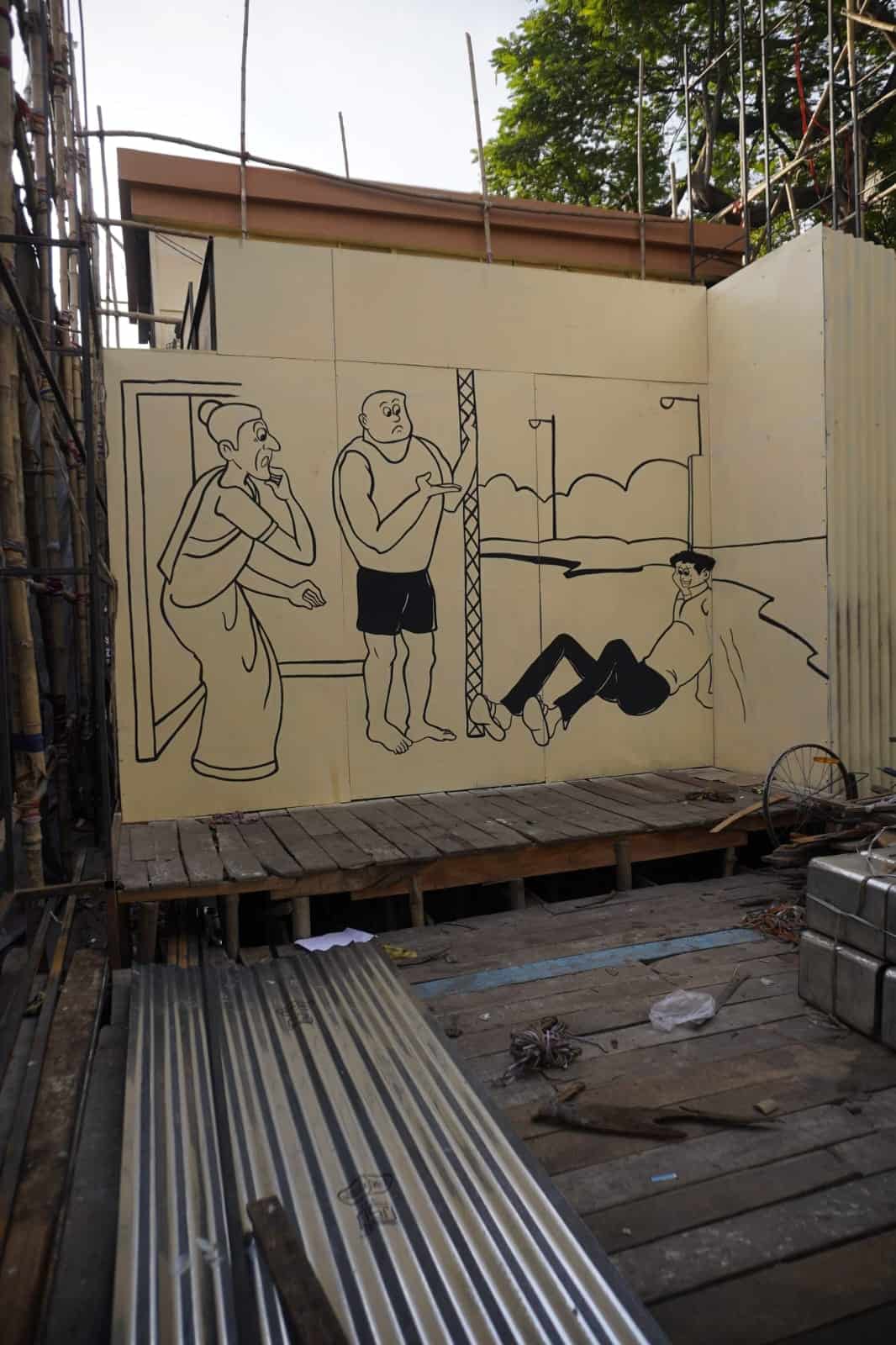 ৫। মণ্ডপে ঢুকলেই দেখতে পাবেন কোথাও উঁকি দিয়ে নিজের উপস্থিতি জানান দিচ্ছে নন্টে-ফন্টে। আবার কোথাও হাত নেড়ে স্বাগত জানাচ্ছে বাঁটুল দি গ্রেট। 