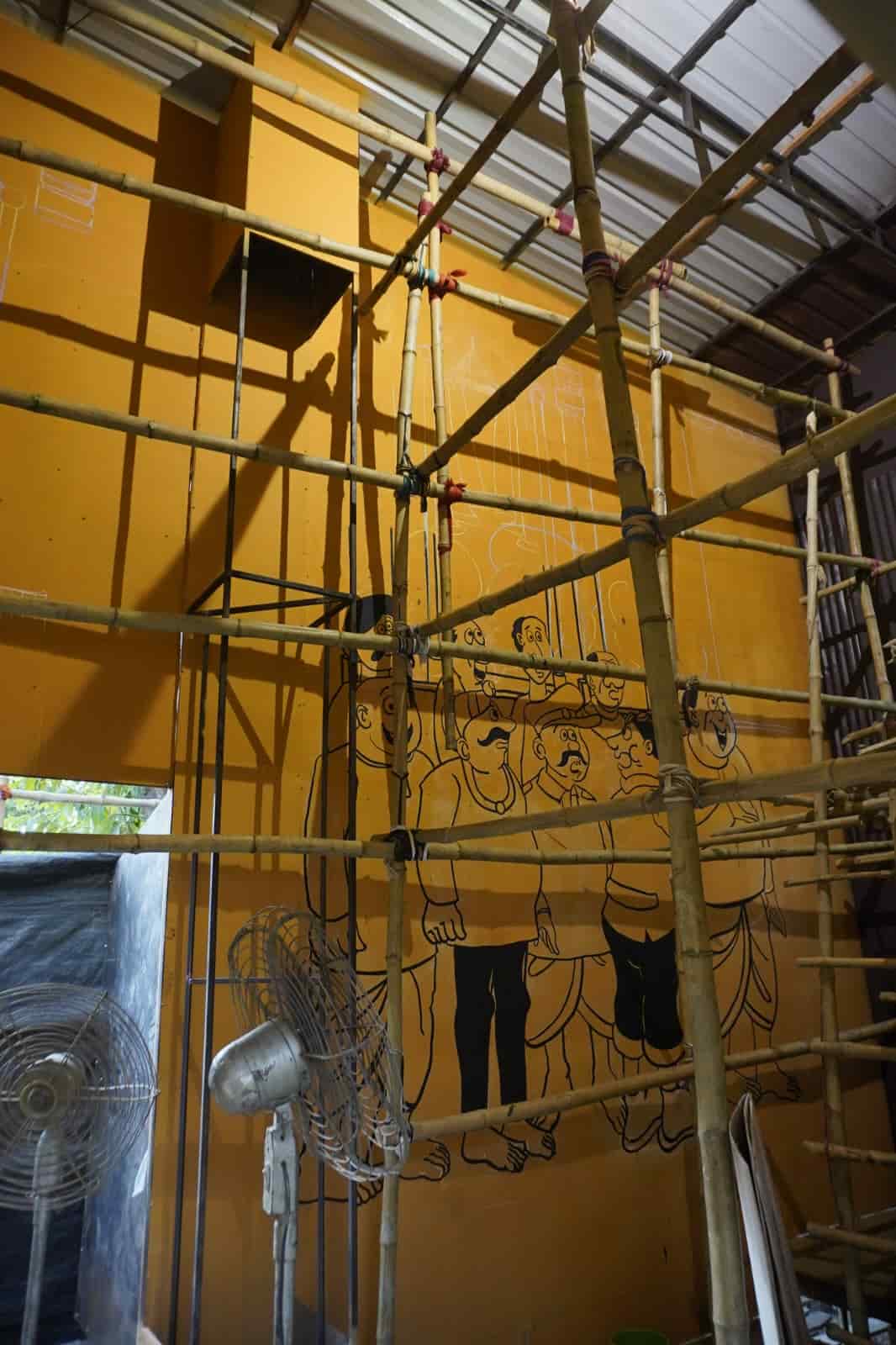 ১০। দেবাশিস ভট্টাচার্য বলেন, “নারায়ণ দেবনাথকে উৎসর্গ করেই আমরা তাঁর সৃষ্টিগুলিকে তুলে ধরেছি আমাদের প্যান্ডেলে।” ( এই প্রতিবেদনটি ‘আনন্দ উৎসব’ ফিচারের একটি অংশ। )  