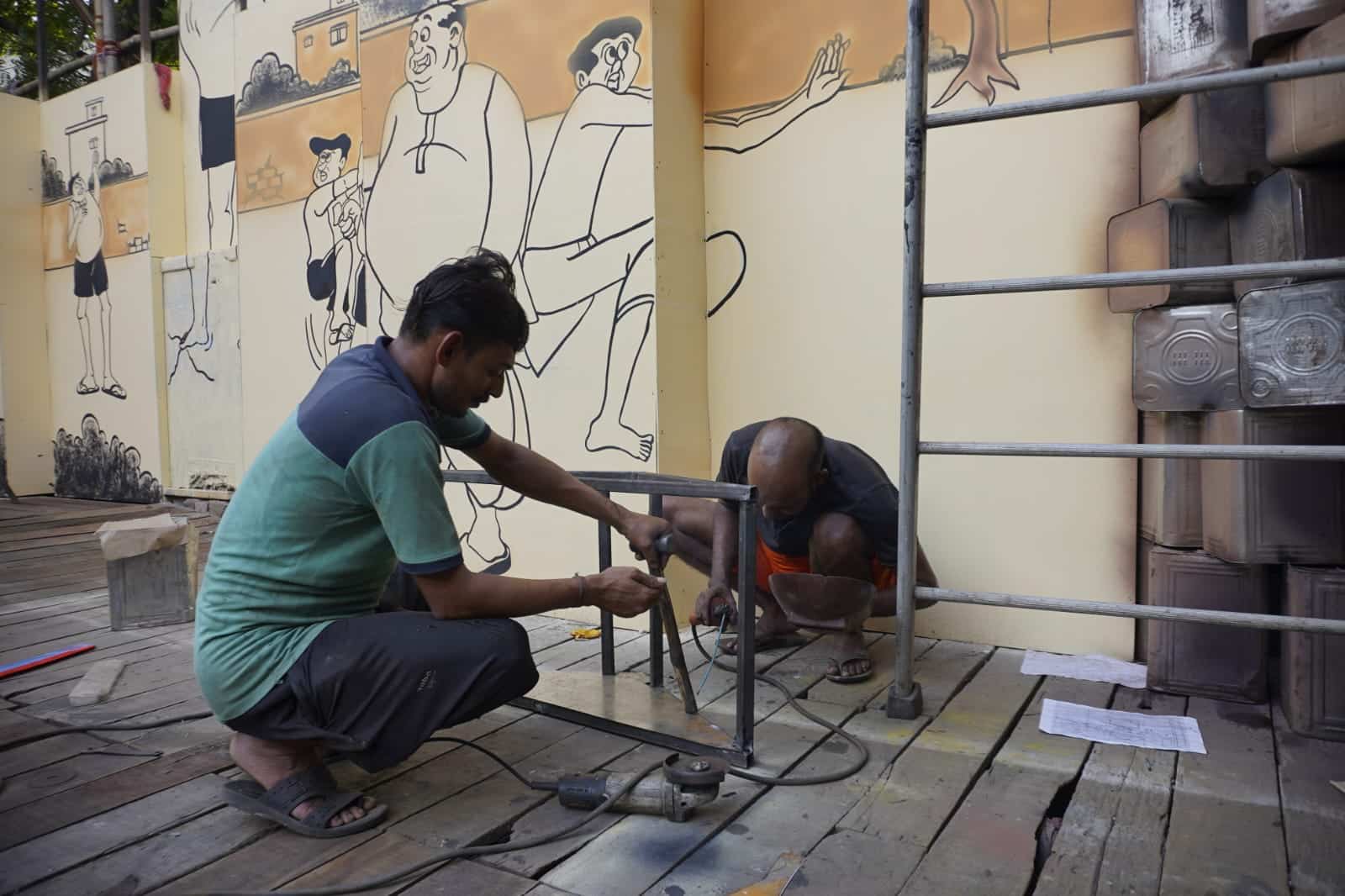 ৭। লোহার উপর চাপানো হয়েছে রঙের আস্তরণ।  