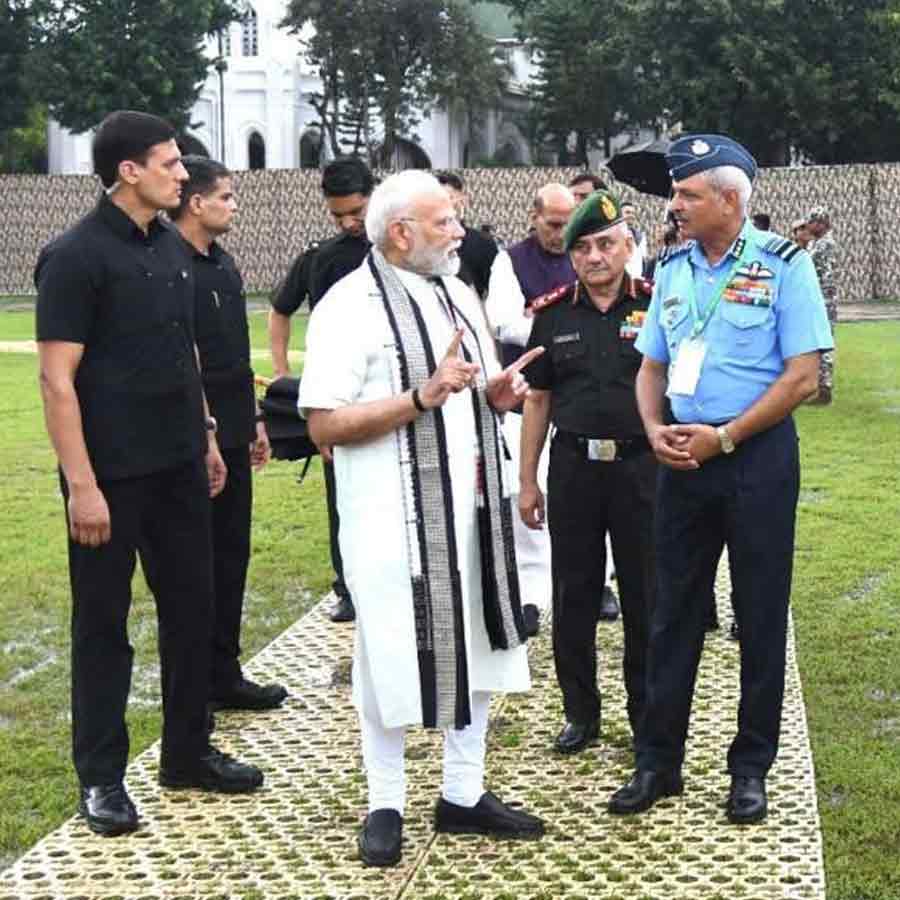সামরিক বাহিনীর কর্তাদের সঙ্গে প্রধানমন্ত্রী নরেন্দ্র মোদী।