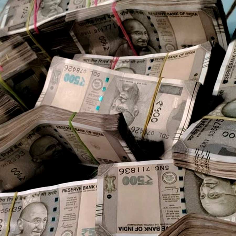 Vigilance Raid at residence of ACS Officer in Assam, seized huge amount of cash and gold dgtl