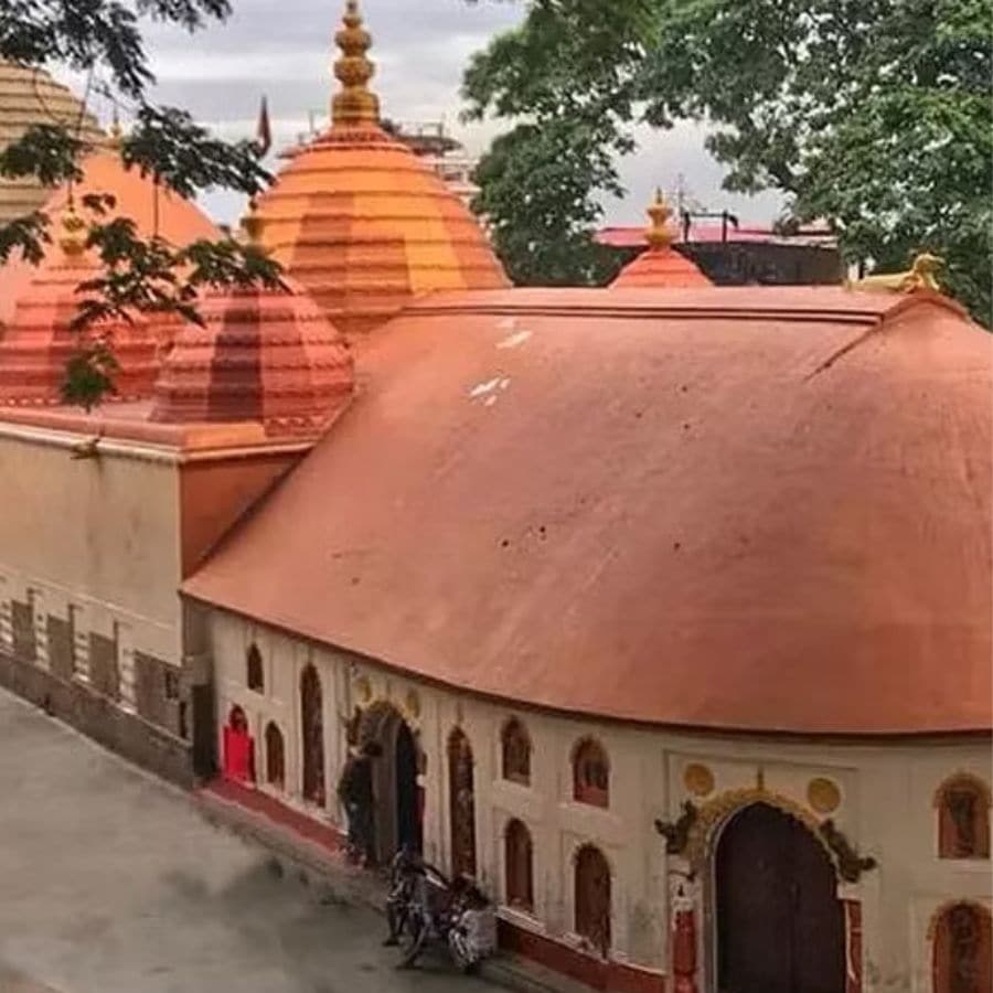 ট্রেন বা প্লেনে চেপে পৌঁছে যান গুয়াহাটি। এখানে চাইলে একটা দিন থেকে কামাখ্যা মন্দিরে পুজো দিতে পারেন। নইলে সোজা স্টেশন বা বিমানবন্দর থেকে গাড়ি নিয়ে বেরিয়ে পড়ুন গন্তব্য অর্থাৎ শিলংয়ের উদ্দেশ্যে। 