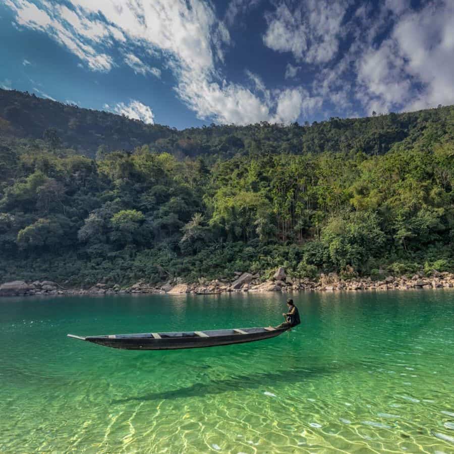 লিভিং রুট ব্রিজ দেখে চলে যান ডউকি নদীতে। সেখানে নৌকায় চড়তে কিন্তু একদম ভুলবেন না। এই স্বচ্ছ নদী কিন্তু আদতে ভারত-বাংলাদেশের সীমান্ত। 