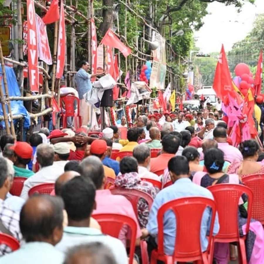 আরওয়াইএফের ‘অধিকার সমাবেশে’ কলেজ স্কোয়ারে।
