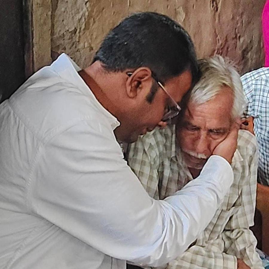 বীরভূমের পাইকরে সোনালি বিবির বাবা ভদু শেখের সঙ্গে সামিরুল। সোমবার।