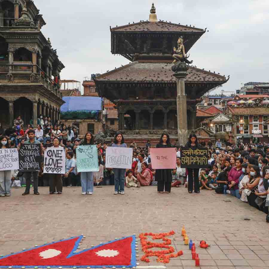 উত্তর-পর্ব: হিংসা ও অশান্তি প্লাবন থামার পর নিহতদের উদ্দেশে জনমিছিল, পাটন দরবার স্কোয়্যার, ললিতপুর, নেপাল, ১৪ সেপ্টেম্বর। পিটিআই