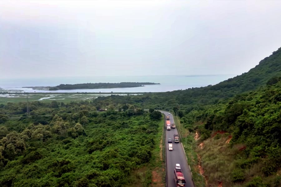 যাত্রাপথের সৌন্দর্য। চিল্কার রূপ এ ভাবে ধরা দেবে নজরমিনার থেকে।