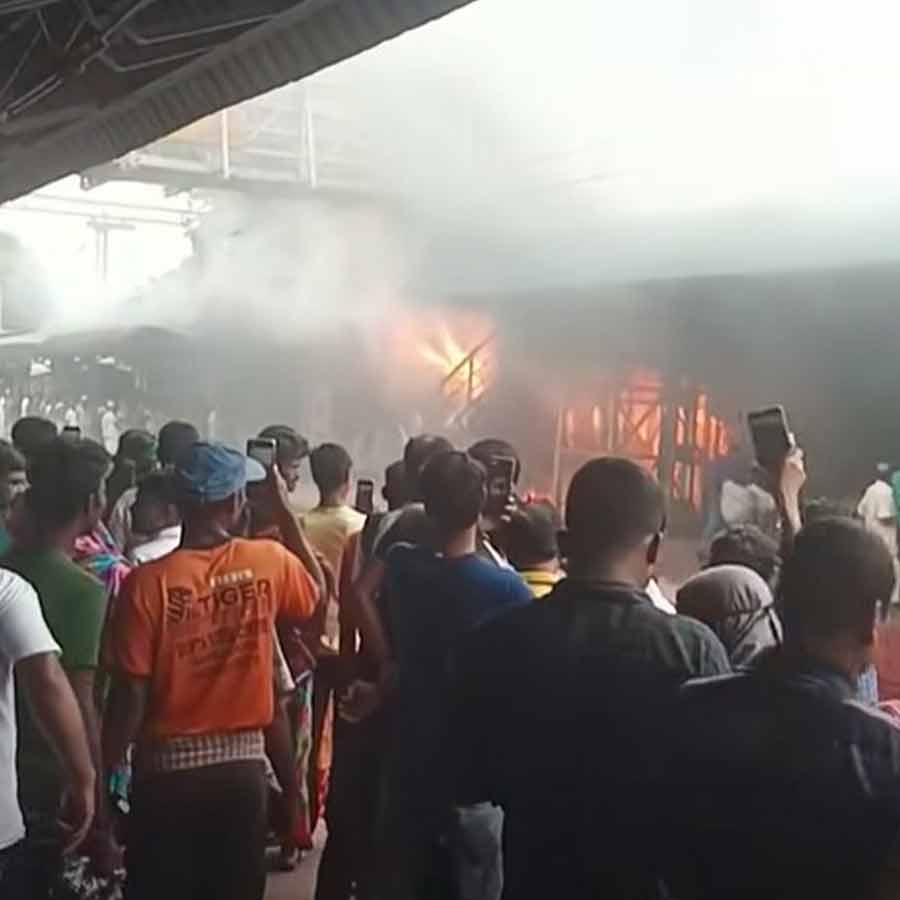 মঙ্গলবার সকালে সন্তোষপুরে রেলস্টেশন লাগোয়া দোকানে আগুন ধরে যায়।