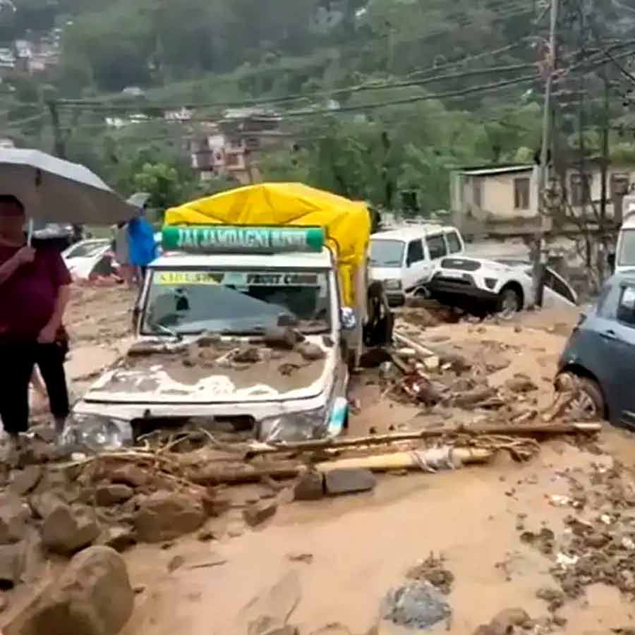 কাদাস্রোতে ভেসে গিয়েছে গাড়ি। উত্তরাখণ্ডের দেহরাদূনে।