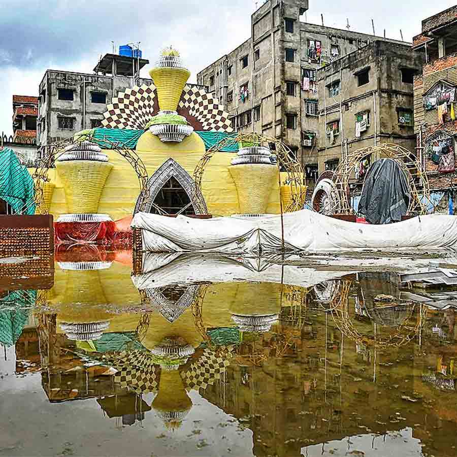 বৃষ্টিতে জল জমে ব্যাহত পুজো মণ্ডপ তৈরির কাজ। সোমবার, মধ্য হাওড়ায়।