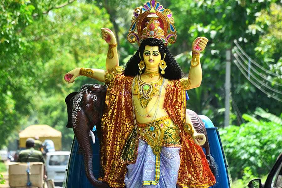 পৌরাণিক কাহিনি মতে, যুগে যুগে তিনি একের পর এক বিস্ময়কর স্থাপত্য নির্মাণ করে গিয়েছেন। সত্যযুগে স্বর্গ, ত্রেতাযুগে লঙ্কা, দ্বাপর যুগে দ্বারকা ও কলিযুগে হস্তিনাপুর।