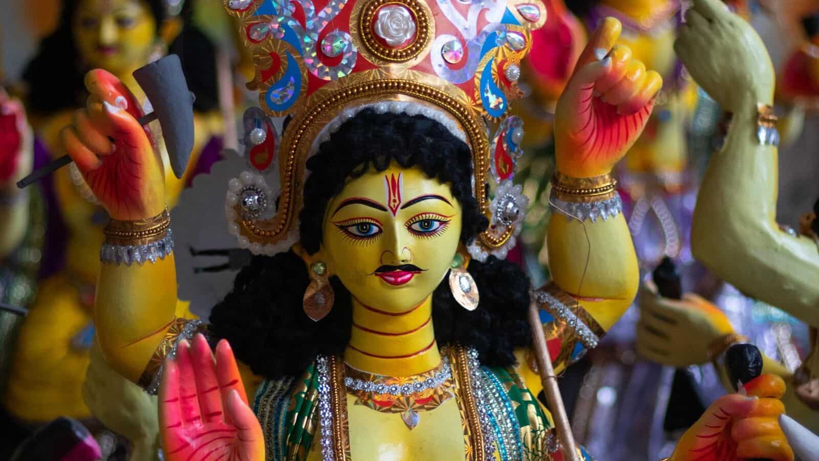 রাবণের হাতে বিশ্বকর্মার বানানো স্বর্ণলঙ্কার অধিকার তুলে দেন শিব। তখন থেকেই রাবণের রাজধানী স্বর্ণলঙ্কা। আর একটি মত অনুযায়ী, বিশ্বকর্মা সোনার লঙ্কা বানিয়েছিলেন কুবেরের জন্য, যা রাবণ কুবেরকে হারিয়ে দখল করে নেন।