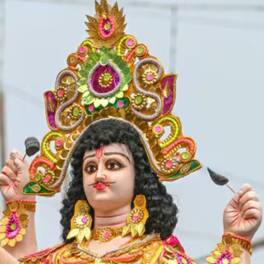  কেবল স্থাপত্য নয়, দেব-দেবীর অস্ত্রও নির্মাণ করেছেন বিশ্বকর্মা। দেবাদিদেব শিবের ত্রিশূল, ভগবান বিষ্ণুর সুদর্শন চক্র, দেবরাজ ইন্দ্রের বজ্র, কুবেরের অস্ত্র, দেবসেনাপতি কার্তিকেয়র ধনুক, হনুমানের গদা, যমরাজের কালদণ্ড, কর্ণের কবজ-কুণ্ডল সবই তাঁর সৃষ্টি। 