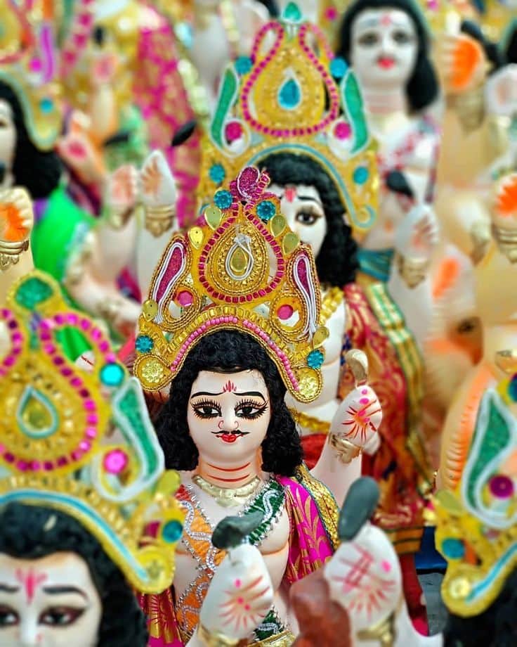 দেবতাদের জন্য আকাশ যান, উড়ন্ত রথ, পুষ্পক রথ, ভূষণ বানিয়ে দেন তিনি। 