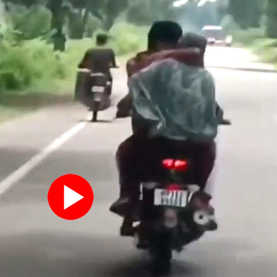 Video shows lovebirds doing romance on moving bike, internet reacts