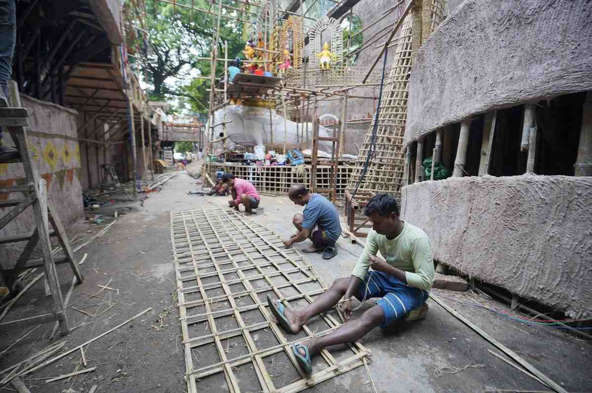 বাংলার আদিবাসীদের একটি প্রাচীন প্রথা হল চদরবদর। হিন্দুস্থান পার্ক সার্বজনীনের পুজোমণ্ডপে এ বার মূলত সেই প্রথারই নানা দিক প্রদর্শিত হবে।