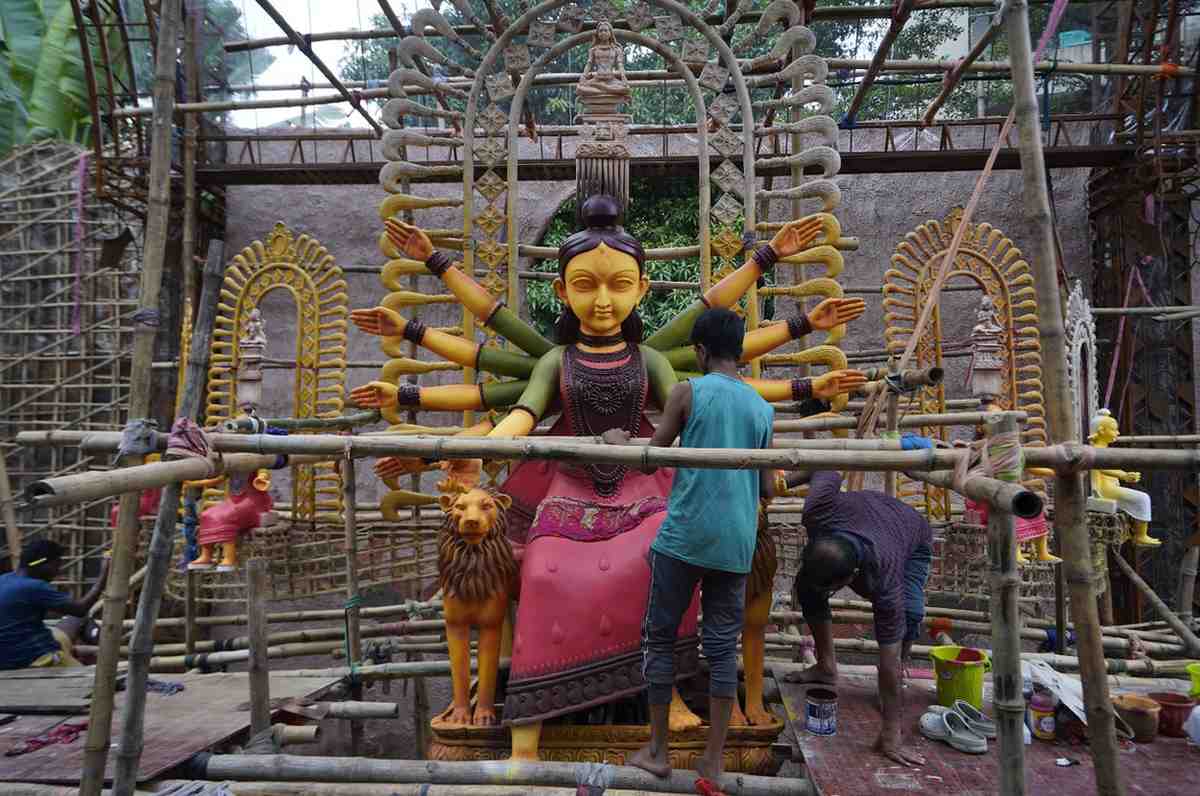 আদিবাসী শিল্পীরা গ্রামে গ্রামে ঘুরে পুতুলনাচ দেখান। বদলে তাঁদের প্রাপ্তির ঝুলি ভর্তি হয় চাল, ডাল-সহ নানা প্রকার সামগ্রীতে। দিন শেষে সে সব নিয়ে ঘরে ফেরেন শিল্পীরা। গোটা গ্রামের মানুষ একজোট হয়ে সেই সমস্ত সামগ্রী রান্না করেন এবং খাওয়াদাওয়া সারেন। 