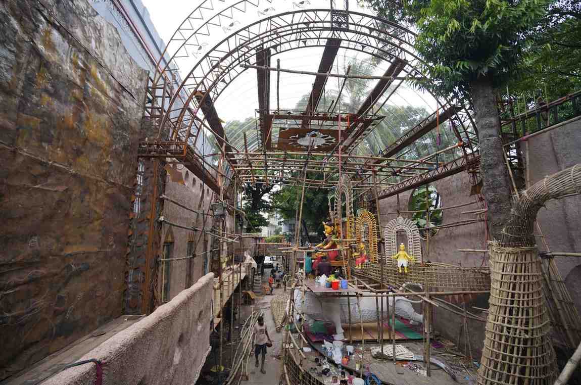 এই প্রথাকেই বলা হয় চদরবদর। যা সময়ের গ্রাসে ক্রমশ হারিয়ে যাচ্ছে। নবীন প্রজন্ম আর এই পুতুলনাচ শিখতে বা দেখাতে আগ্রহী নয়।