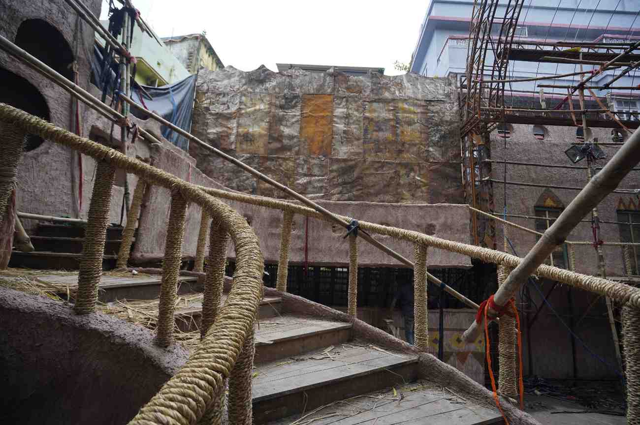 এমনকী, চদরবদরে ব্যবহৃত - আদিবাসী শিল্পীদের নিজেদের হাতে তৈরি বাদ্যযন্ত্রগুলিও আজকালকার আদিবাসী ছেলেমেয়েরা আর বানায় না বা সেই কাজ তারা শিখতেও চায় না। 