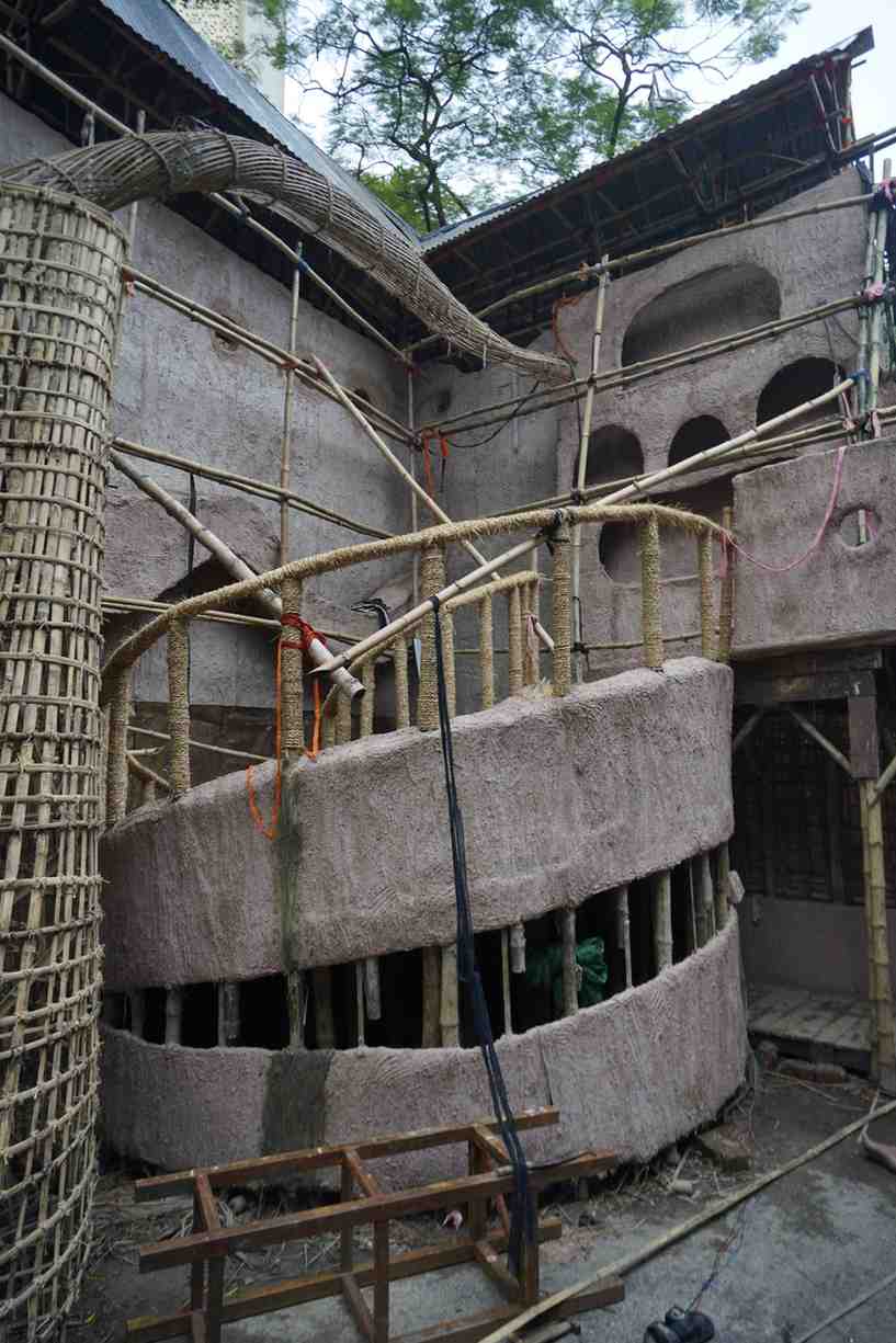 হারিয়ে যাওয়া এই লোক সংস্কৃতিই এ বছর হিন্দুস্থান পার্কের পুজোমণ্ডপের থিমে দেখা যাবে। এমনকী, সেখানে আদিবাসী শিল্পীরা এসে নাচ, গানও করবেন। 