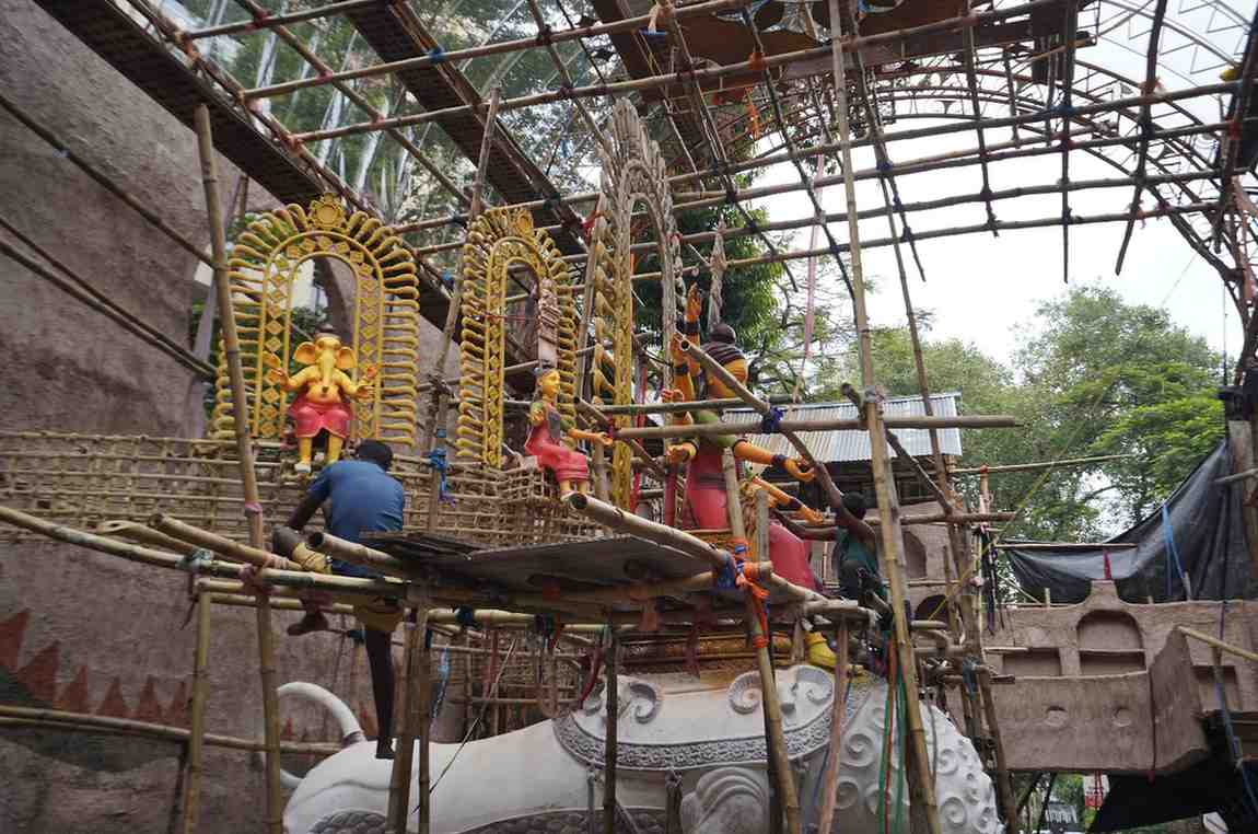 মণ্ডপ তৈরি করতে ব্যবহার করা হচ্ছে - বাঁশ, কাঠ, মাটি, টিন, লোহা প্রভৃতি প্রাকৃতিক সামগ্রী। প্রকৃতির সঙ্গে আদিবাসী সমাজের আত্মিক সম্পর্ক বোঝাতে মণ্ডপের অধিকাংশ স্থানেই কোনও পুরু ছাদ বা চালা নির্মাণ করা হচ্ছে না।   (এই প্রতিবেদনটি ‘আনন্দ উৎসব’ ফিচারের একটি অংশ)।
