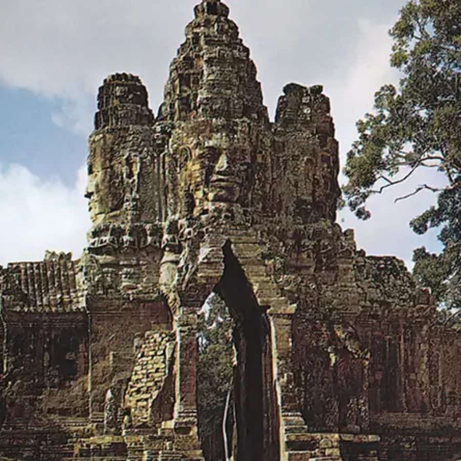 বিশ্বকর্মা শ্রীকৃষ্ণের দ্বারকাপুরী, পাণ্ডবদের ইন্দ্রপ্রস্থ, রাবণের সোনার লঙ্কা নির্মাণ করেছিলেন। বিষ্ণুপুরাণ অনুযায়ী, বিশ্বকর্মা দেবতাদের আকাশ যান ও ভূষণ নির্মাতা। 