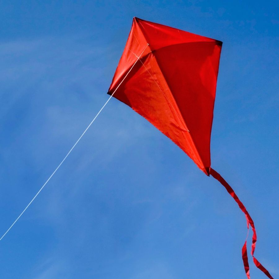 আবহাওয়াগত কারণও রয়েছে। নীল আকাশ, সাদা মেঘ। শরতে বৃষ্টির সম্ভাবনা তেমন থাকে না। মৃদু হাওয়া বয়ে চলে। ঘুড়ি ওড়ানোর পক্ষে যা আদৰ্শ।