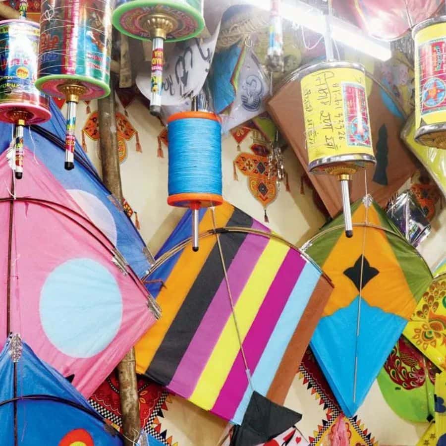 দেবতাদের জন্য উড়ন্ত রথ বানিয়ে ছিলেন বিশ্বকর্মা। মনে করা হয়, বিশ্বকর্মার আকাশ যান বা উড়ন্ত রথ নির্মাণকে স্মরণ করতেই তাঁর পুজোর দিন ঘুড়ি ওড়ানো হয়।