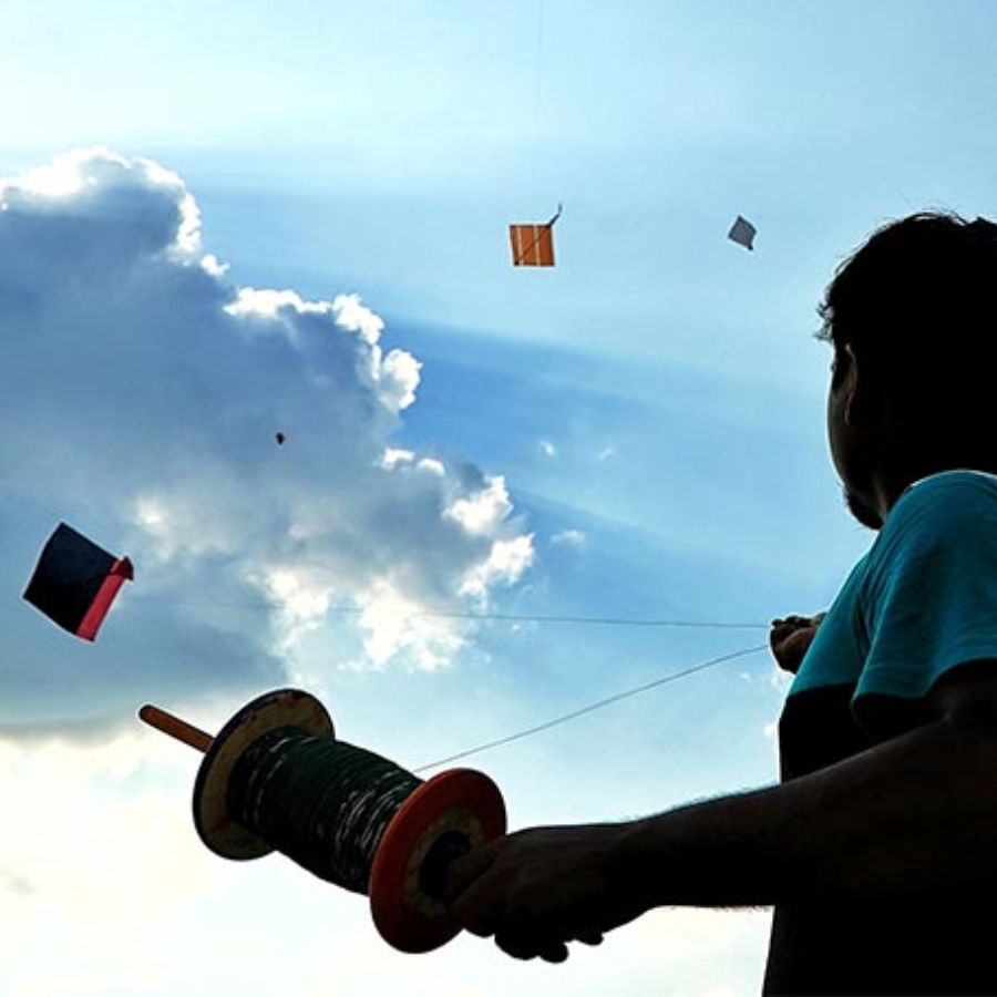 পুজো মানেই উৎসব, আনন্দ-আয়োজন। উৎসব উদ্‌যাপনের নানা মাধ্যম রয়েছে। বিশ্বকর্মা পুজোর ক্ষেত্রে ঘুড়ি ওড়ানো সে মাধ্যম। 