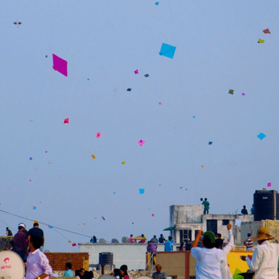 ঘুড়ির লড়াই হয়। দিনে দিনে বহর কমে এলেও, আজও ঘুড়ি ওড়ানো বিশ্বকর্মা পুজোর অবিচ্ছেদ্য অঙ্গ। (এই প্রতিবেদনটি ‘আনন্দ উৎসব’ ফিচারের একটি অংশ)।