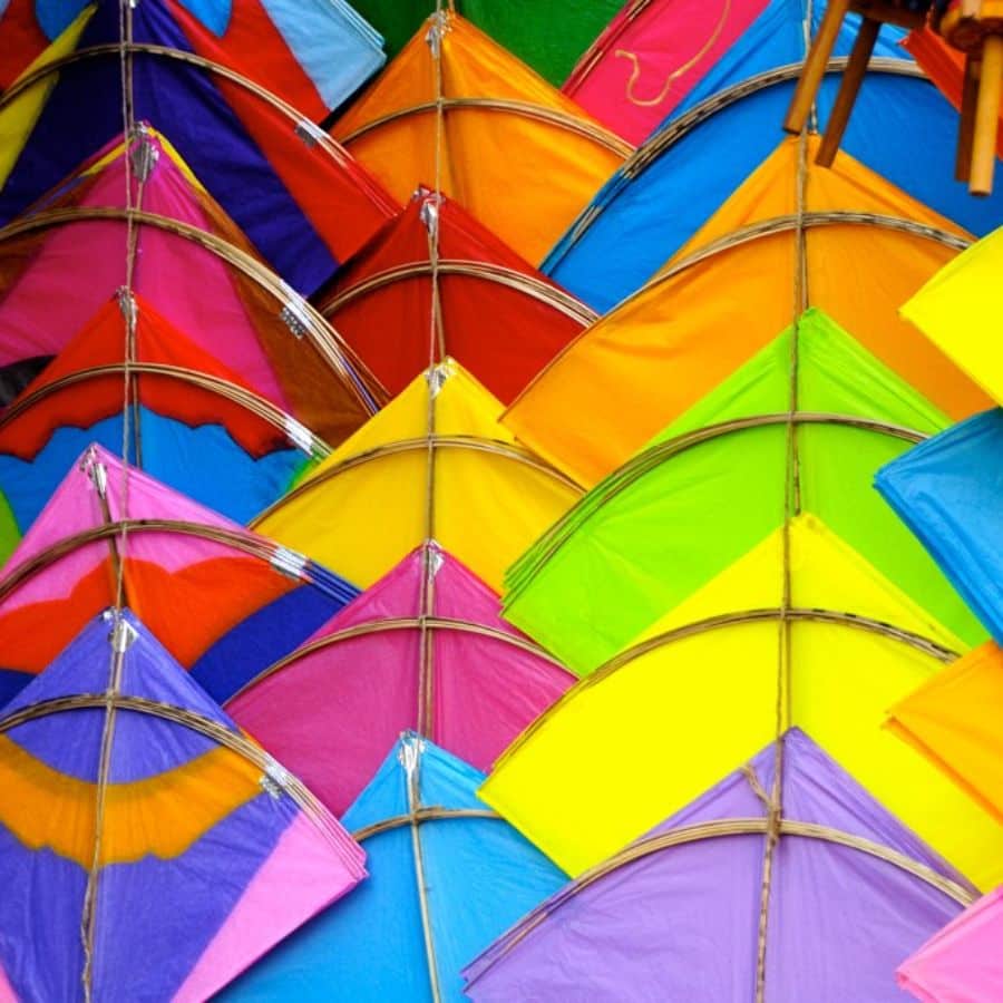  পুজোর একটা দিনে বছরের বাকি ৩৬৪ দিনের হাড়ভাঙা খাটুনি থেকে মুক্তি মেলে। আকাশে উড়তে থাকা ঘুড়ি যেন শ্রমজীবী মানুষের মুক্তির প্রতীক হয়ে ওঠে। 