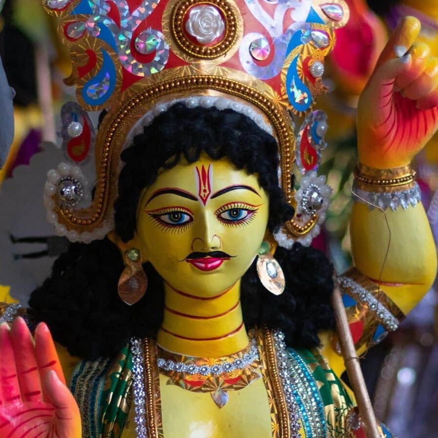 ভাদ্র সংক্রান্তিতে পূজিত হন দেব শিল্পী বিশ্বকর্মা। এই একই দিনে বাংলার বহু ঘরেই পালিত হয় অরন্ধন বা রান্না পুজো। কিন্তু জানেন কি বিশ্বকর্মা পুজোর সঙ্গে আদতে রান্না পুজোর কোনও যোগ নেই? 