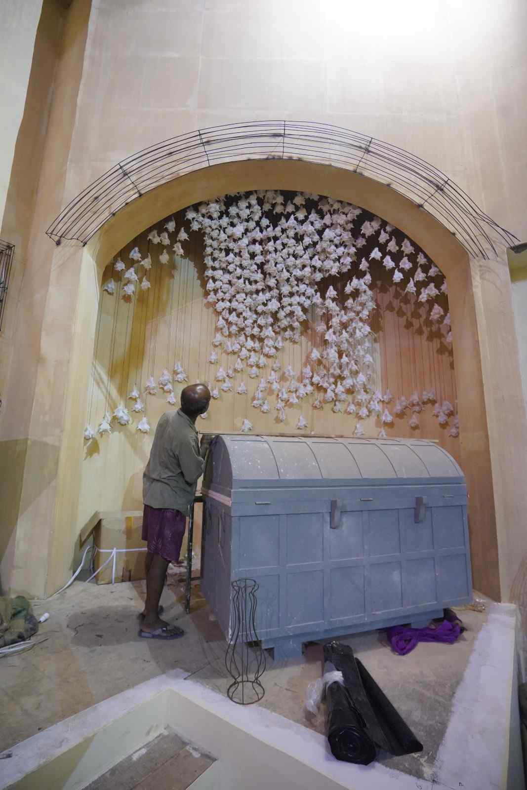 মণ্ডপ সাজিয়ে তুলতে বাঙালি মনীষীদের প্রতিকৃতি ব্যবহার করা হচ্ছে। 