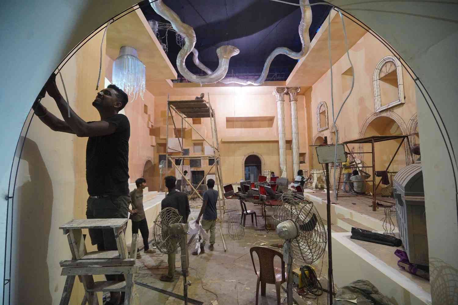 মণ্ডপ নির্মাণ করতে সব থেকে বেশি পরিমাণে ব্যবহার করা হচ্ছে রট আয়রন। সঙ্গে রয়েছে প্লাস্টার অফ প্যারিস, কাঠ ও কাগজের মনোগ্রাহী কারুকাজ।