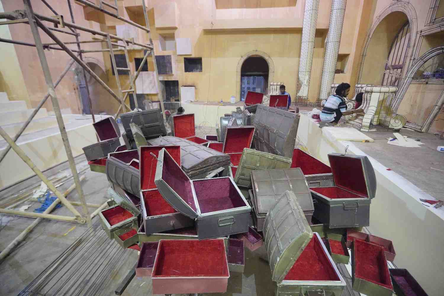 এ ছাড়াও, মণ্ডপসজ্জায় শঙ্খের বিশেষ গুরুত্ব রয়েছে। তার জন্য দিঘা থেকে প্রায় হাজার খানেক শঙ্খ আনা হয়েছে। প্রচুর পরিমাণে সিন্দুক ব্যবহার করা হয়েছে।