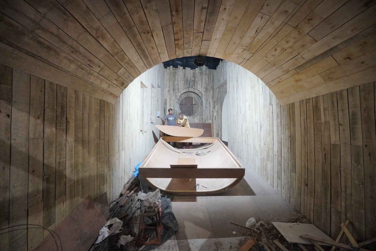 পাশাপাশি, আলোকসজ্জাতেও বাড়তি নজর দেওয়া হয়েছে। আলো দিয়ে মণ্ডপ সাজিয়ে তোলার দায়িত্বে রয়েছেন শিল্পী দীনেশ পোদ্দার।   (এই প্রতিবেদনটি ‘আনন্দ উৎসব’ ফিচারের একটি অংশ)।