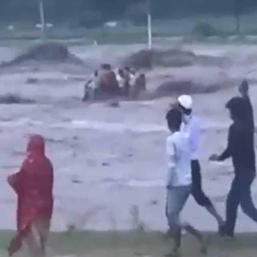 দেহরাদূনে নদীর মাঝে আটকে পড়া সেই ট্রাক। তলিয়ে যাওয়ার আগে।