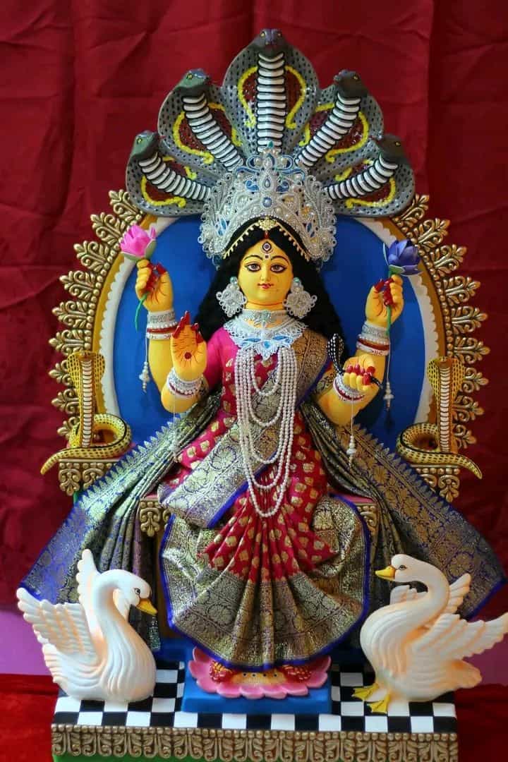 সেই সময় দেবী ছোট বউকে অর্ধেক শরীরে গয়না ফিরিয়ে মর্ত্যে ফিরিয়ে দেন। নির্দেশ দেন ফিরে গিয়ে অষ্টনাগের প্রসংশা করতে। বউ এমন অদ্ভুত সাজে ফিরে আসায় সদাগরের বাড়ির সবাই যখন তার এমন অদ্ভুত সাজের কথা জিজ্ঞেস করে তখন সে জানায় তার অষ্টনাগের মতো আট ভাই রয়েছে। এমন ভাই থাকলে কারও গয়নার অভাব হয় নাকি? 