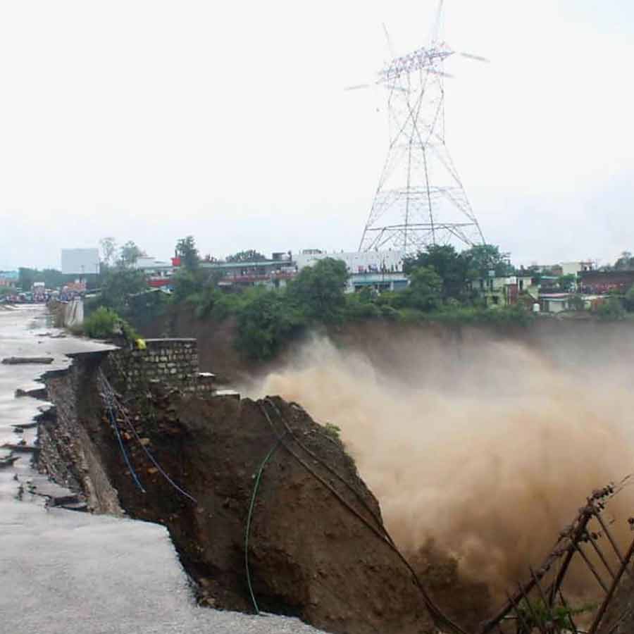 ‘বাঁচাও’! দেহরাদূনে উত্তাল নদীর মাঝে আটকে পড়া ট্র্যাক্টরে দাঁড়িয়ে আর্তি ১০ শ্রমিকের, উদ্ধার করা গেল না কাউকেই