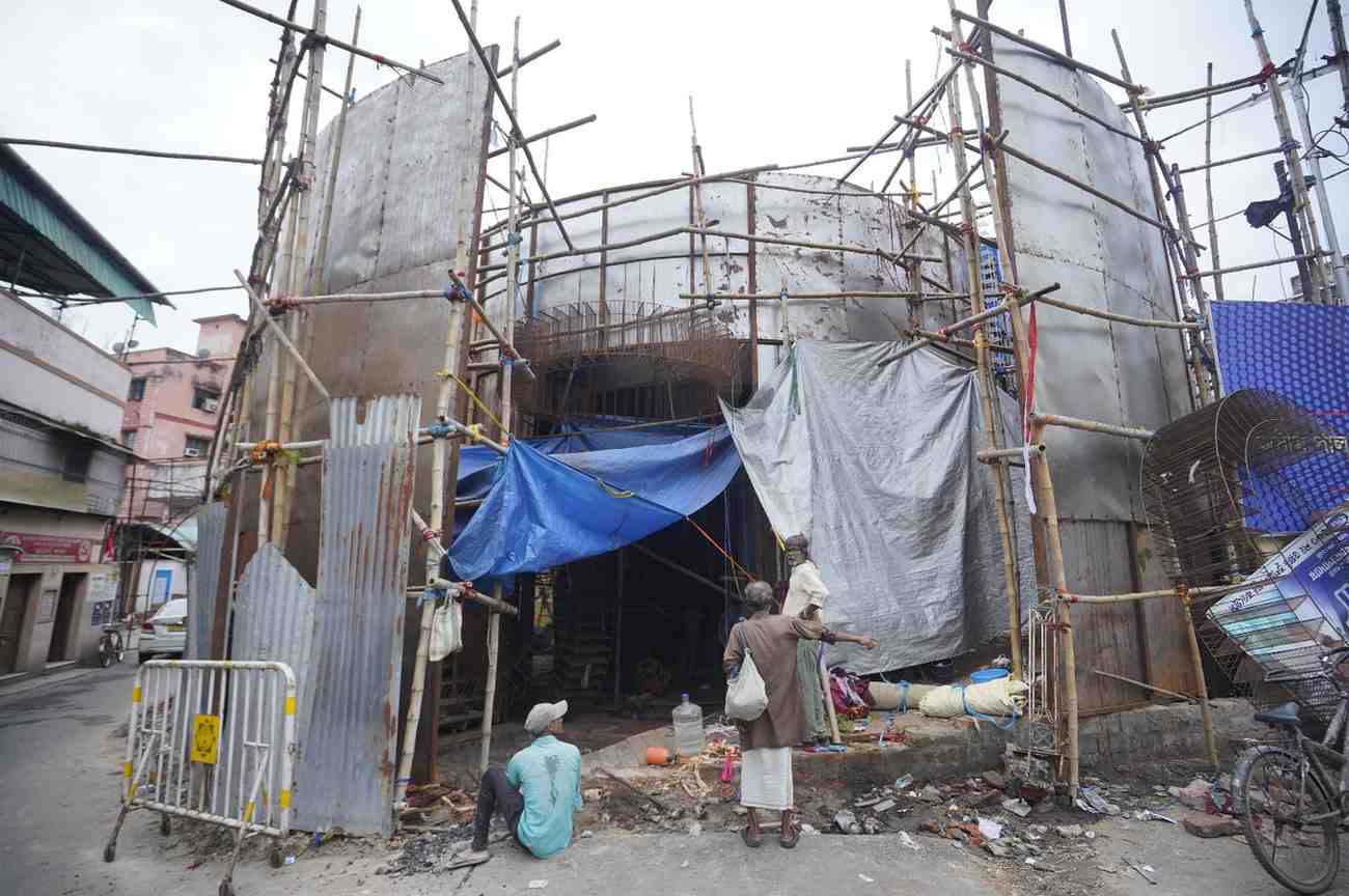 এ বছর তাদের পুজোর থিম 'বিন্দু'।