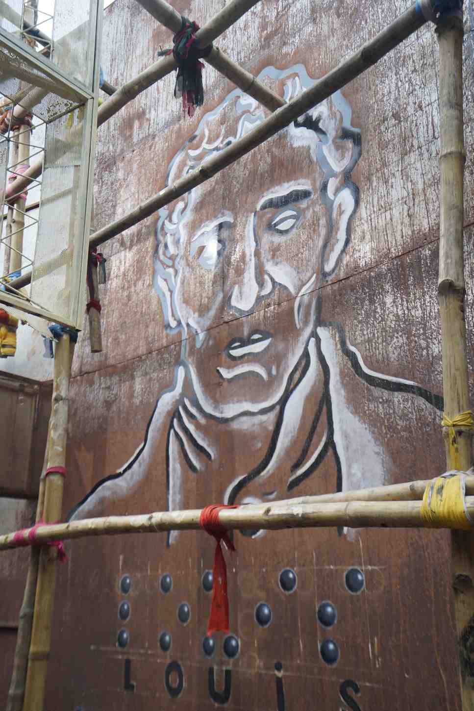 শিল্পী জানান, পুজো মণ্ডপে ঢোকার পর প্রত্যেক দর্শনার্থী ক্রমে এক বিন্দু থেকে অন্য বিন্দুর দিকে এগিয়ে যাবেন এবং সব শেষে মাতৃমূর্তি দর্শন করবেন। 