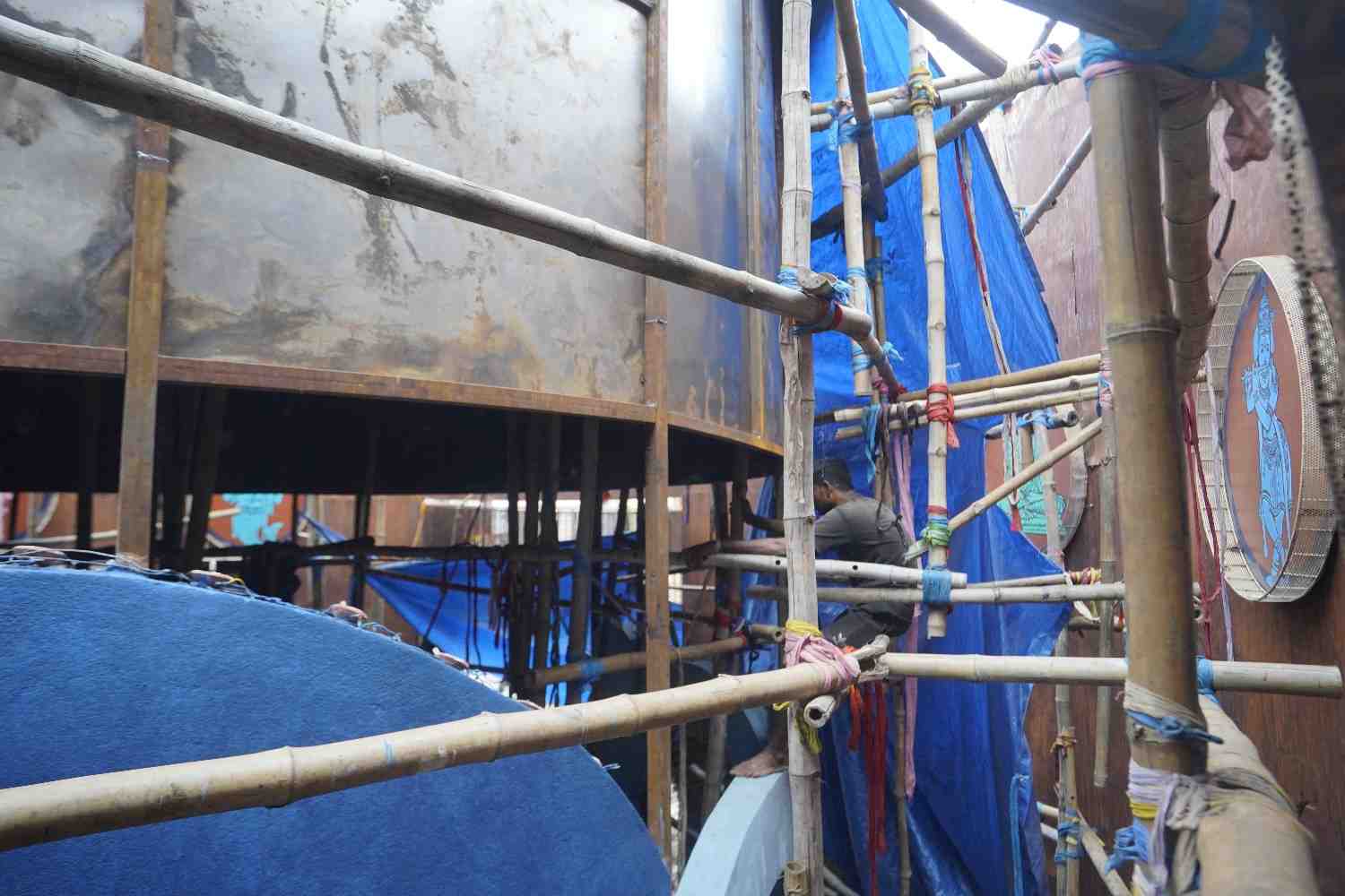 মণ্ডপ নির্মাণ করতে ব্যবহার করা হচ্ছে মূলত - লোহা, কাঠ ও ইট। 