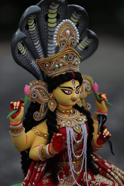 সেখানে ভালই দিন কাটতে থাকে ছোট বউয়ের। কিন্তু এক সময় তার মনে প্রশ্ন জাগে যে দক্ষিণ দিকে কী আছে? নিষেধ ভুলে সেদিকে তাকায়, দেখে দেবী নাচছে। সেই নাচ মুগ্ধ হয়ে দেখতে থাকে সদাগরের ছোট বউ। 