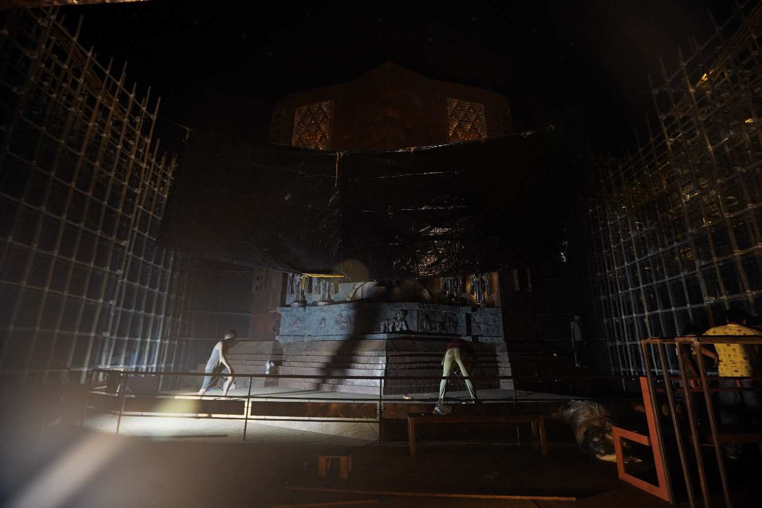 থিম ভাবনা এবং মণ্ডপসজ্জার নেপথ্যে রয়েছেন দেবাশিস বারুই।