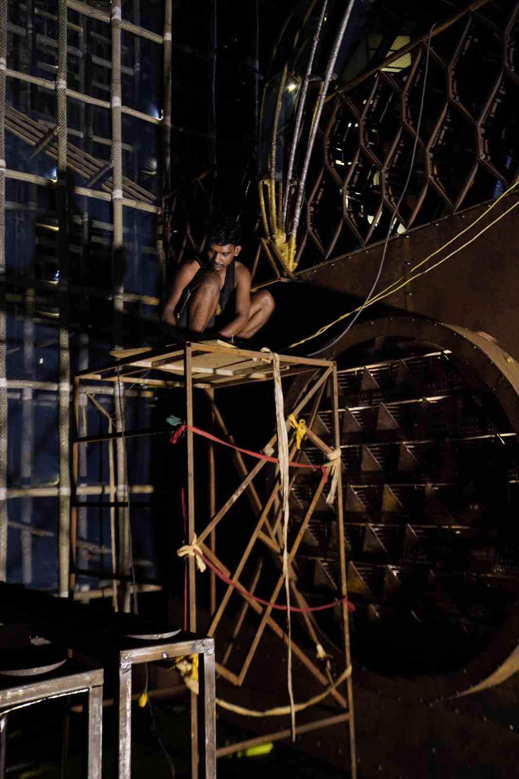 মণ্ডপের ভিতর এক মহাজাগতিক পরিবেশ ও আবহ নির্মাণ করা হচ্ছে। 